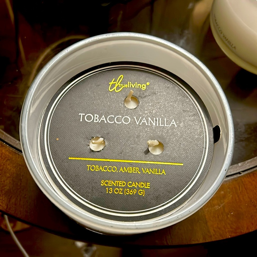 TOBACCO AMBER ,VANILLA SCENTED CANDLE BY TRUE LIVING.HOME DECOR.